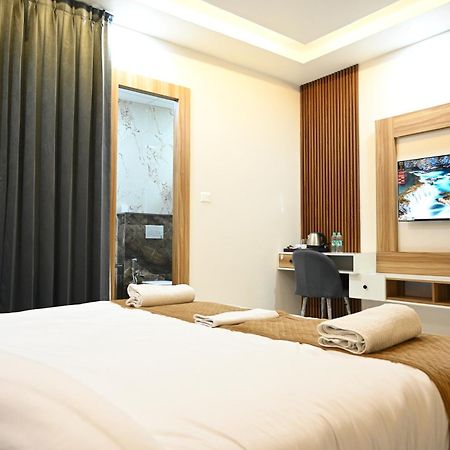 The Janki Hotel Ayodhya Kültér fotó