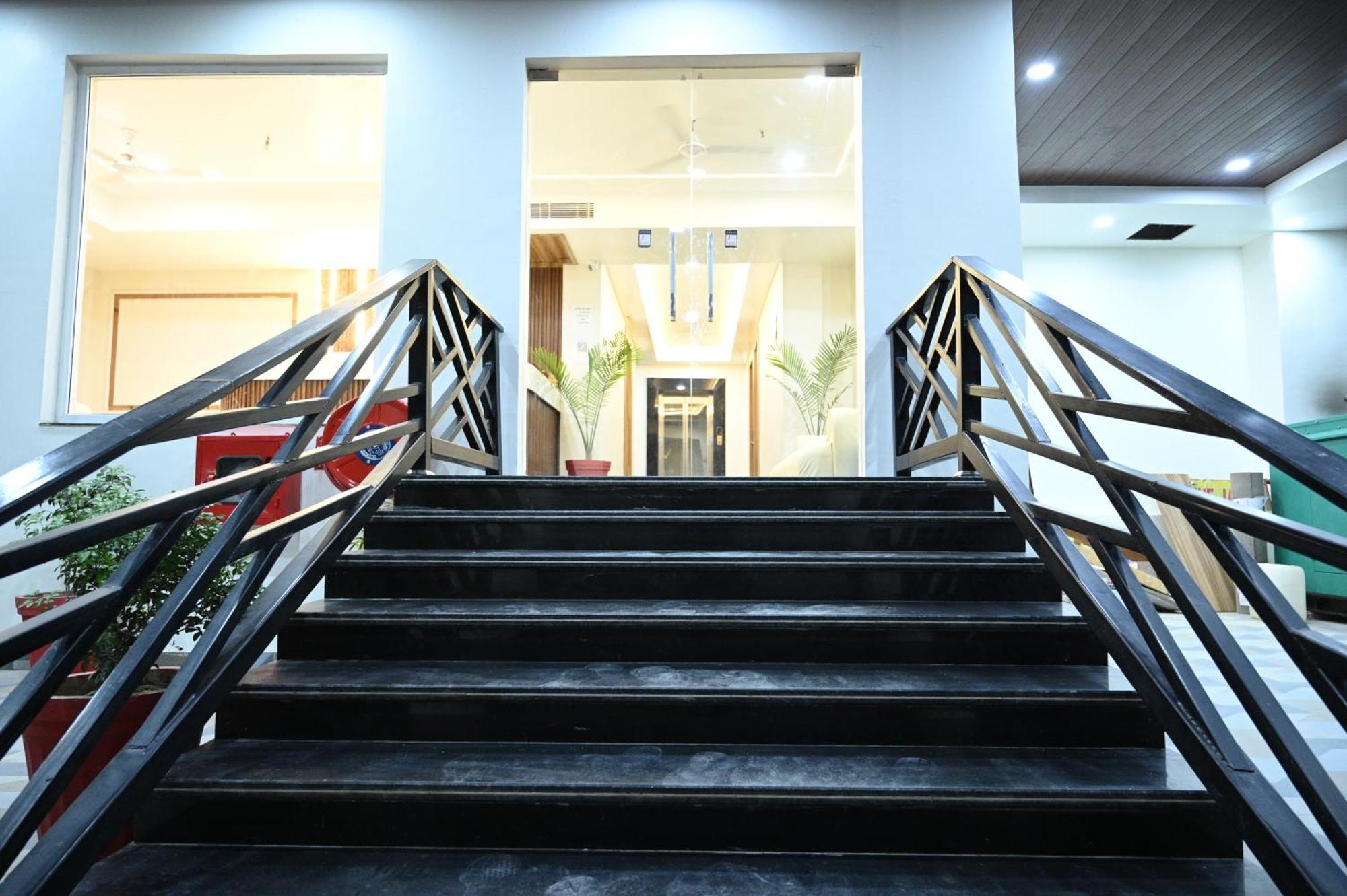 The Janki Hotel Ayodhya Kültér fotó